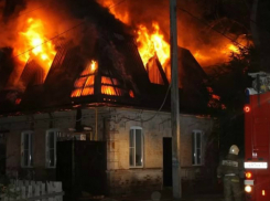 Страшный пожар с двумя погибшими людьми в частном доме Ростова попал на видео