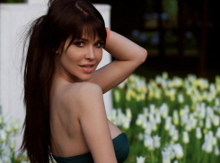 Эротические откровения «жаждущей жизни» звезды Playboy из Ростова в поле тюльпанов взорвали Сеть