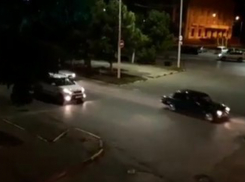 Экстремальные гонки автолюбителей измучили маленьких жителей Ростовской области на видео