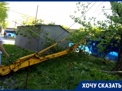 «Наш зеленый район хотят закатать в асфальт»: жильцы дома в Ростове, на который упал кран, пожаловались на соседнюю стройку