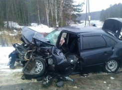 Водители двух отечественных авто и пассажир получили травмы в ДТП на трассе под Ростовом