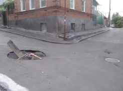 Больше месяца власть в Ростове игнорирует огромную яму посередине дороги