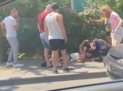 В Ростове мужчину пырнули ножом во время разборок