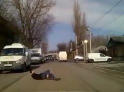 В Ростове городской сумасшедший боясь не добежать до туалета устроил балет на дороге