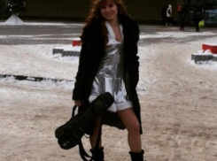 В здании ростовского вокзала снегурочка сыграла на скрипке