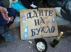 Наглые попрошайки захватили центр Ростова и начали преследовать «жадного» мужчину