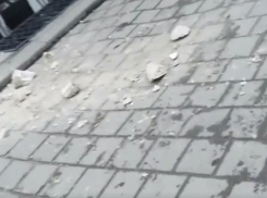 «Камнепад» с фасада заброшенного особняка напугал подростков в Ростовской области