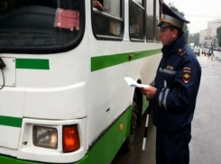 Измученные пассажиры маршрутки в Ростовской области «вышли» через окно, устав ждать водителя 