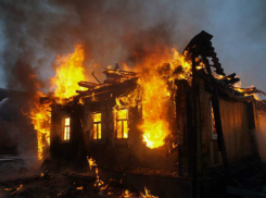 Мужчина сгорел вместе со своим домом на глазах у перепуганных соседей в Ростовской области