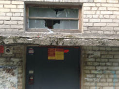 С незастекленными подъездами и ржавыми трубами оставили встречать зиму горожан коммунальщики Ростова