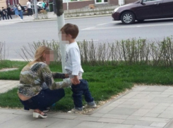 Устроившая на тротуаре общественный туалет для своего ребенка мать вызвала бурю гнева у жителей Ростова