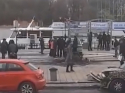 Легковушка без тормозов чудом избежала падения в Дон на набережной Ростова