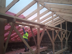 В Ростове в Ленинском районе восстанавливают кровлю пострадавшего от БПЛА дома