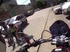 В Ростове на Западном школьник на велосипеде  стремительно выскочил на дорогу и попал под машину : ВИДЕО 