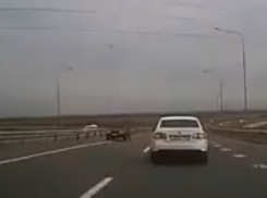 Заблудившаяся на новом участке ростовской трассы «Лада» пугала автолюбителей на видео