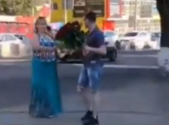 Одаривающий незнакомых дам розами на улице «мужчина-праздник» порадовал ростовчан на видео
