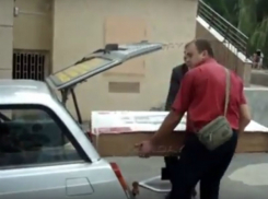 Плазменный телевизор забрали у погорельцев после показательного «селфи» в пункте помощи Ростова