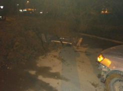 Автомобилист разбил бампер о внезапно образовавшуюся на дороге гору земли под Ростовом