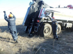 На Дону  многотонный «МАН», улетевший в кювет, пришлось возвращать на дорогу с помощью спецтехники