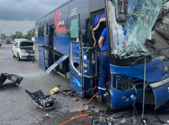 Под Ростовом автобус с 20 пассажирами врезался в попавший в ДТП грузовик на трассе М-4 «Дон»