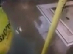 Затопленный автобус в Ростове попал на видео и вызвал возмущение горожан