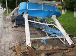 Легковушка на скорости снесла автобусную остановку с пешеходом в Ростовской области