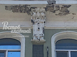 Куски отремонтированного к ЧМ здания в центре Ростова валятся на голову пешеходам