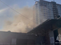 В Ростове на пожаре в мебельном цеху погиб человек