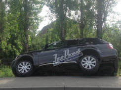 Элитный Land Rover «прилег отдохнуть» на тротуар, избежав лобового ДТП в Ростове на видео