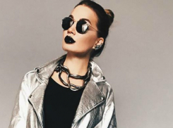 Стройные ножки обнажила «шикарная» ростовская девушка на стильном фото