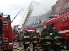 Страшный пожар начался на складе запчастей в Ростове-на-Дону: тушат 74 человека