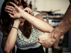 Ревнивый мужчина жестоко избил «припозднившуюся» молодую любовницу в Ростове