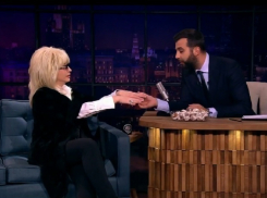 Иван Ургант заставил уроженку Ростова Ирину Аллегрову рассказать о ее большом сексодроме