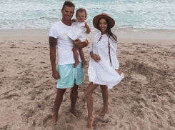 Вечно критикующие подписчики Анастасии Костенко восхитились ее семейным фото