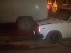 «Уставший» УАЗик «присел» на легковушку, эпично завершив «день ДТП» в Ростовской области