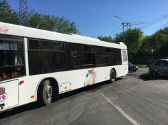 Насмерть расшибся об автобус мотоциклист на Малиновского в Ростове