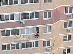 Бесстрашный верхолаз, оседлавший кондиционер, не оставил ростовчан равнодушными 