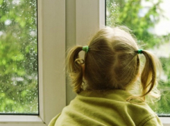 Двухлетняя девочка погибла, выпав из окна шестого этажа в Ростове