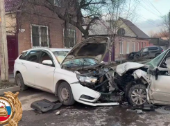 В жестком тройном ДТП погиб водитель «Лады Гранта» в Таганроге
