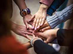 «Против кого дружим?»: работники каких профессий чаще всего тепло общаются с коллегами