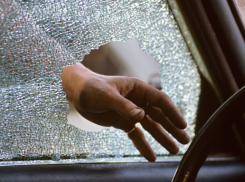 В Азове безработный похитил из авто имущество на 18 тысяч рублей