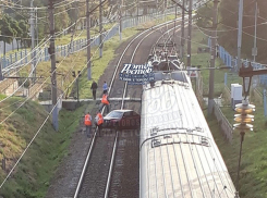 В Ростове на Сельмаше автомобиль влетел под поезд