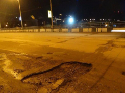 «Как после бомбежки»: жуткую дорогу на ростовском мосту высмеяли автомобилисты на видео