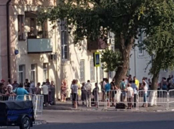Суровые чиновники и полицейские разогнали стихийный рынок в Ростове