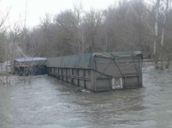 Опасная речная ловушка в Ростовской области отобрала у КамАЗа прицеп