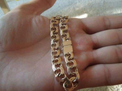 Шустрого грабителя с золотым браслетом на запястье разыскивают в Ростовской области