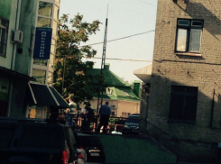 Двое мужчин умерли около входа в больницу в центре Ростова