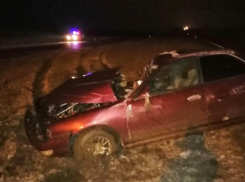 На трассе в Ростовской области легковушка врезалась в КАМАЗ