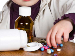 Оставленные без присмотра малыши отравились антибиотиками, играя с таблетками в Ростове