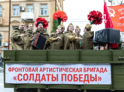 По центру Ростова проехала «полуторка» с артистами и концертной программой